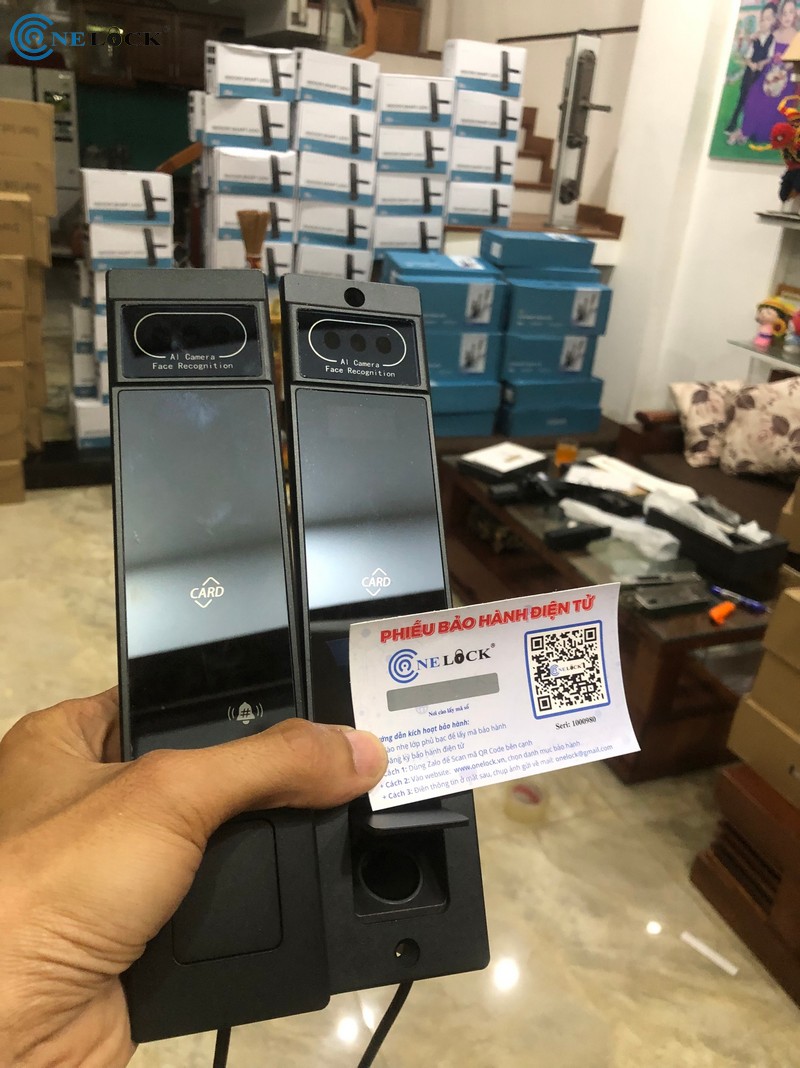 Khoa cua Face ID 2 mat - OneLock DF100